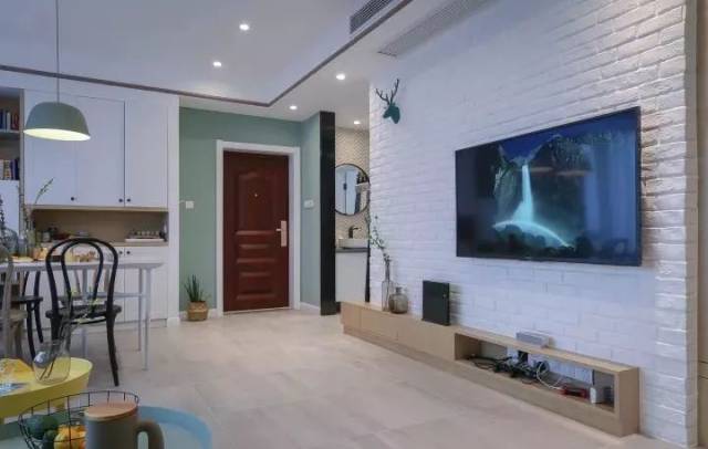 在电视墙右侧的木饰隐形门造型,显得格外的自然大方