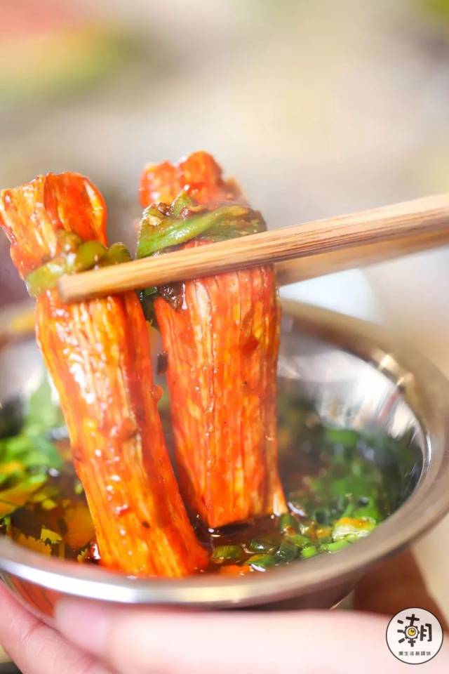 煮过后的蟹棒冒着油光 辣味袭击着味蕾 随后而来的是蟹棒和贡菜带着的
