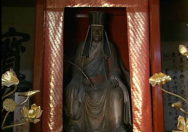 铁眼禅师一心发愿,沿门托钵,用一颗虔诚的心感化他人,向人们解释筹集