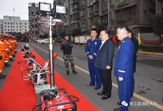 夹江县县长漆宾与消防指战员一起过大年
