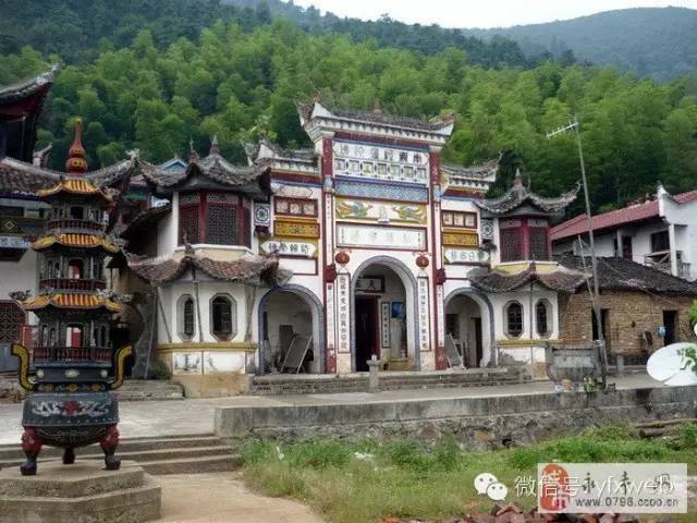 天台山的兰若寺风光旖旎,如有蓬莱仙境.