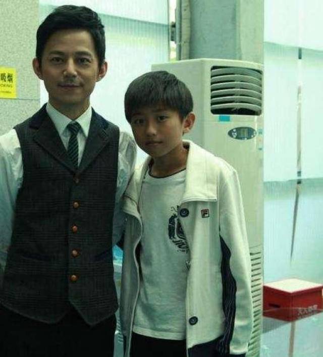 蔡徐坤小时候和张钧宁、朱梓骁合影,谁能想到