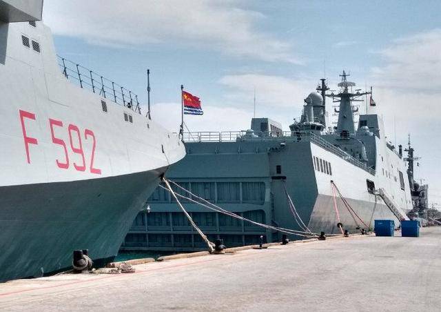 中国海军071型昆仑山号船坞登陆舰