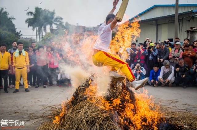 普宁溪东村跳火堆现场火爆气氛热烈(视频 多图)