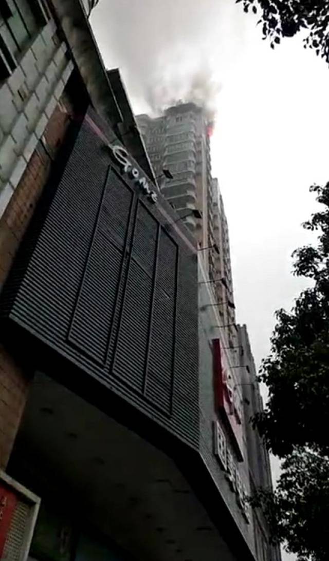 今天早上9点09分左右,南昌市西湖区坛子口立交桥旁中环广场24楼冒烟