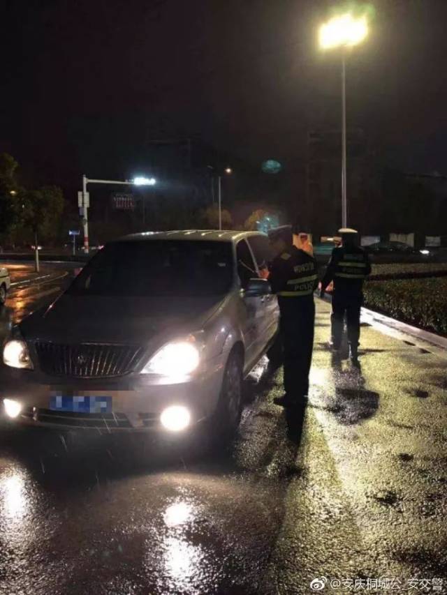 下雨查酒驾图片图片