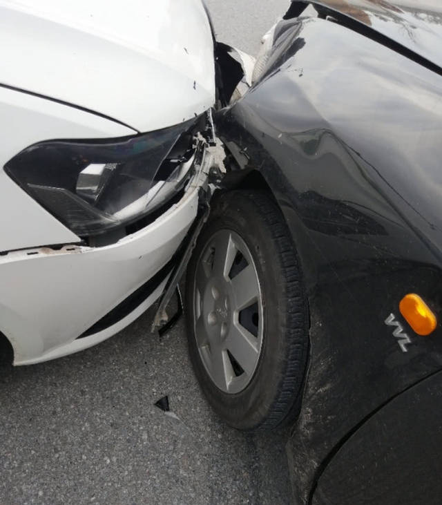 比亚迪f3马路碰撞大众朗逸网友真是最便宜的公路坦克了