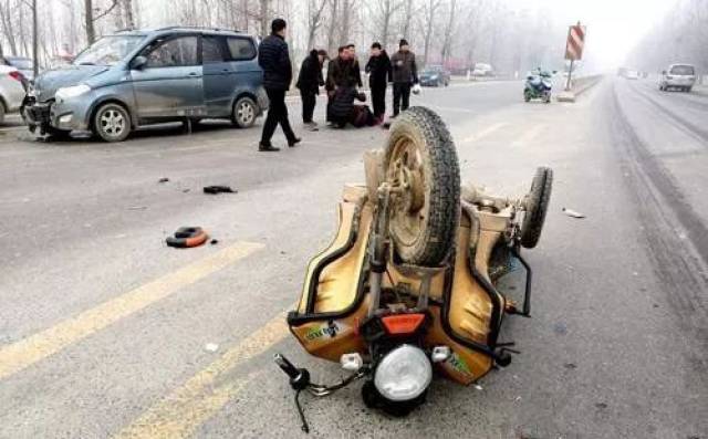 商丘这里发生一起交通事故电动三轮被撞翻现场