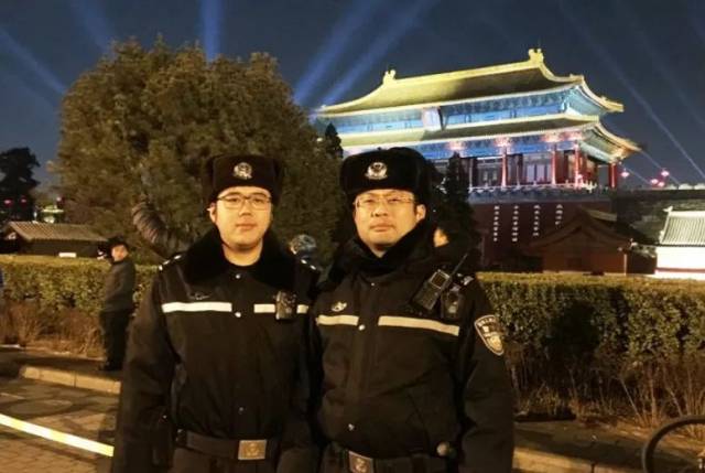 听说警花小姐姐和灯光更配哦(厂桥派出所民警 韩春梅 正月十五