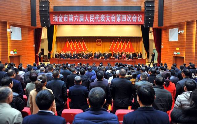 向新当选的市监察委员会主任陈大林和市人大常委会委员颁发当选证书