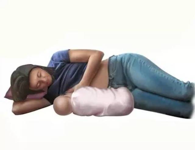 侧卧式:适合夜间哺乳也适合剖宫产手术的妈妈