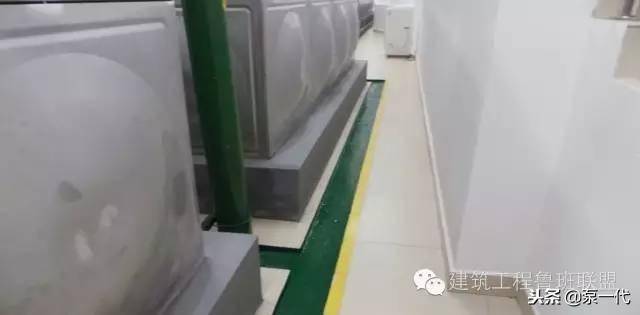 地面有组织排水施工精细↓↓↓水泵安装设橡胶减震垫,接地明显可靠.