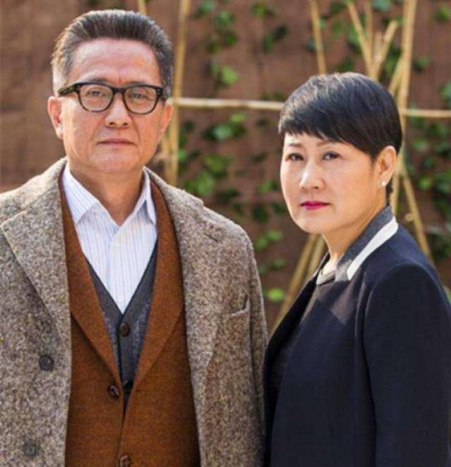 钟小艾的父亲是简单人物吗?从这几方面来看,赵立春都比不上人家