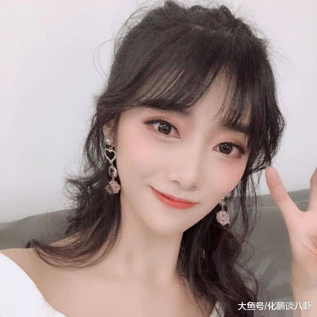 rookie钢铁直男式评价女友小钰着装随后一句话评论炸了