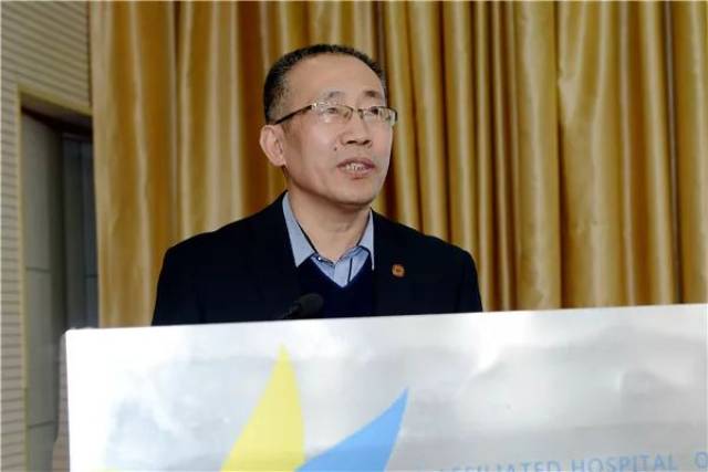 学校副校长刘军作报告