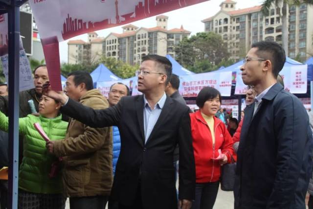 (邓志东,李家杰现场查看招聘会开展情况)