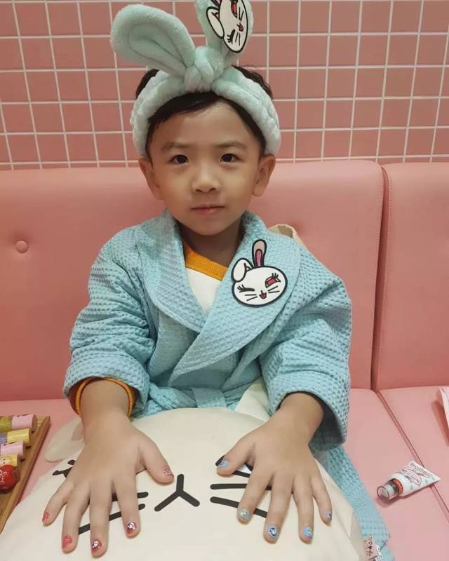 spa化妆一条龙,韩国4岁小孩,居然都已经开始泡美容院了!