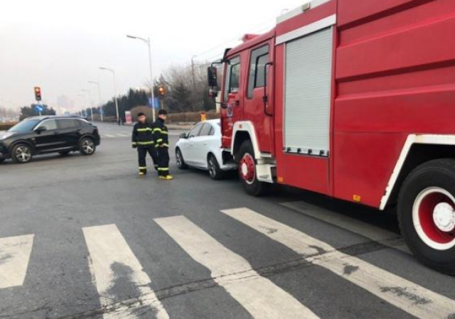 消防车追尾沃尔沃s60l,车主:这才叫防撞梁!_手机搜狐网