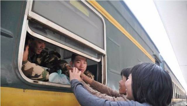 母亲送自己儿子去当兵,这是儿子第一次离开家,这是母亲第一次送儿子去