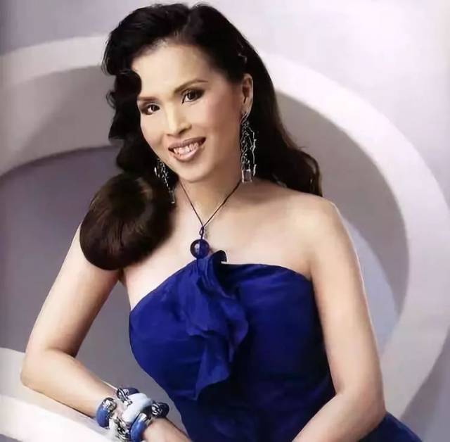 去年,67岁的乌汶叻公主还身穿传统泰服献唱了热播泰剧《天生一对》的