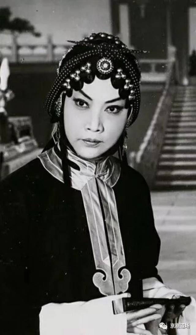 张君秋《秦香莲》"张派"的"下行腔"浅谈苏英杰"下行腔"是京剧声腔艺术