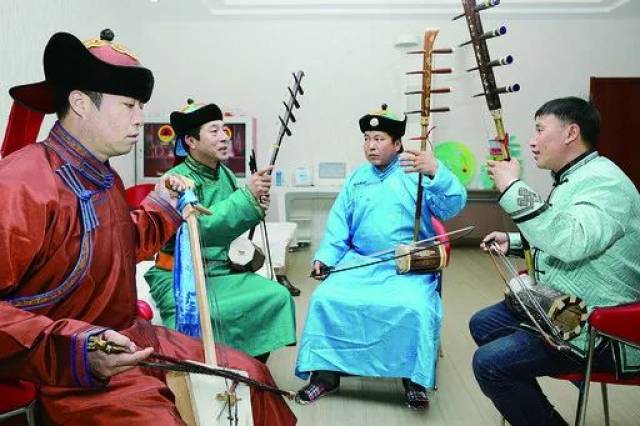 第六巡演小组的敖特根就是南派乌力格尔大师海宝之子.