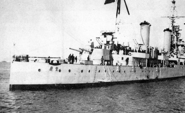 1949年2月25日 国民党海军最大的巡洋舰"重庆号"在上海吴淞口光荣起义