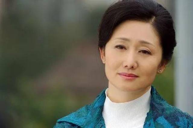 原创53岁令妃生活近照曝光!比电视上还美!老公是中国传媒大学教授!