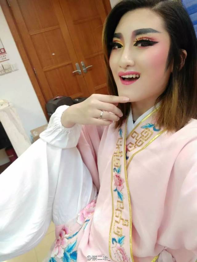 从艺经历:2011年进入绍兴市嵊州越剧艺术学校学习,成为第二届越剧流派
