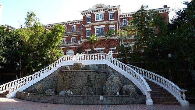 这栋楼是李嘉诚为了纪念庄月明,而捐资2亿修建的.