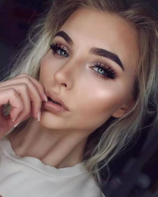 2020春夏令人惊叹的毕业化妆妆容