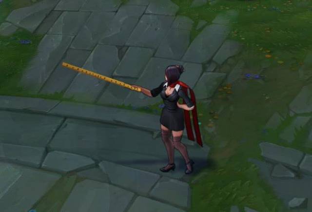 女校长这款皮肤在以前是非常受欢迎的,海报图看起来非常好看,游戏中