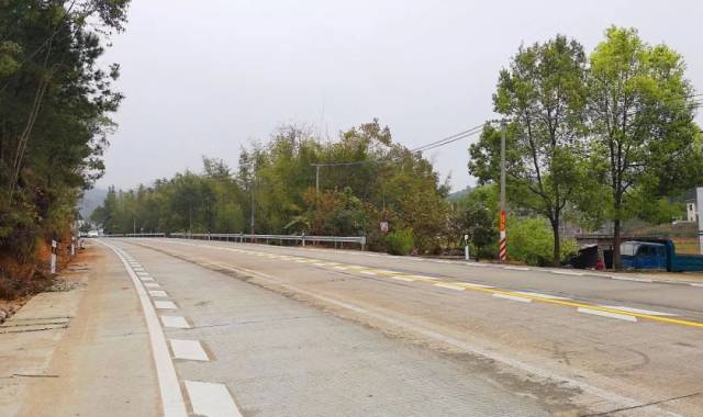 在国道g236线鲤麻尾路段,车道扩宽了3.