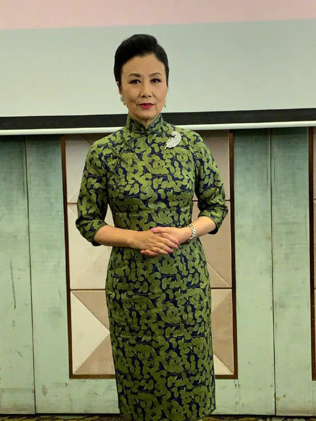 "阿姐"汪明荃穿旗袍亮相新年团拜,优雅又大气,真正的一姐风范_手机