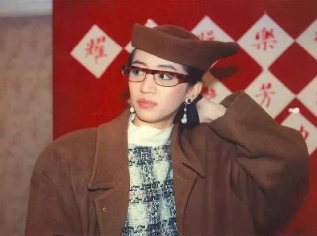 眼镜和帽子在如今9012年看来也是时髦十足了.