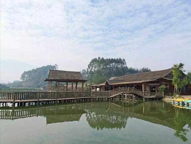 走进山门 具有民族特色的"风雨桥"式大门, 古色土香的山庄房屋就呈现