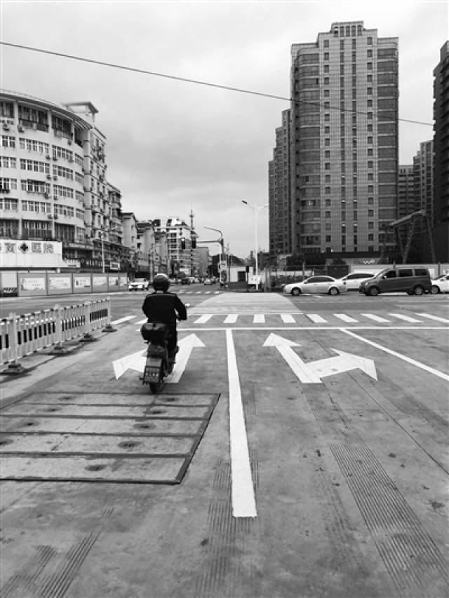 反映小港江南东路和渡口路十字路口人行道划线不规范,影响行车安全