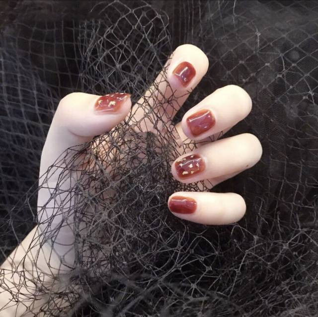 黑皮女生最爱的显白美甲合集,选对美甲让你的指尖更白皙!