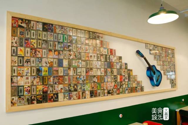 除了那些能让你穿越的电影海报 还有一楼的"磁带墙" 分分钟让你想起