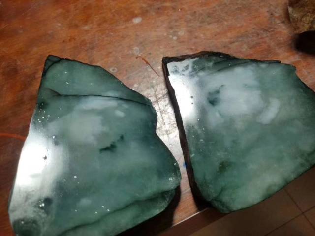 一块莫湾基原石,终究被一位按耐不住的货主切开了,嘴也合不拢了