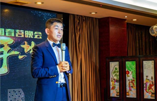 晚会伊始,食尚国味集团董事长尹江波先生致辞:"2018年整个集团取得了