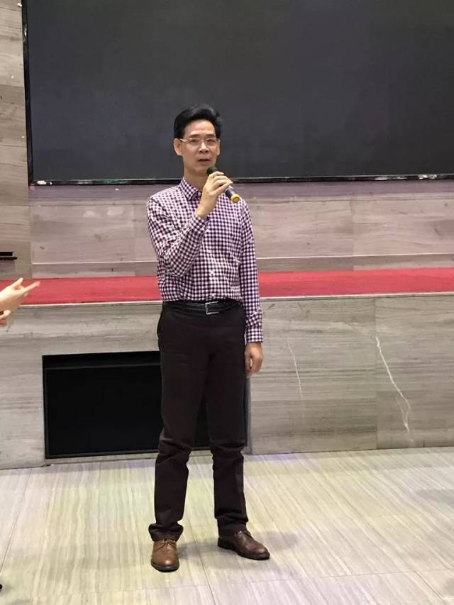 随后,黄克明院长为各部门教职工送上了新年利是,祝愿大家在新的一年