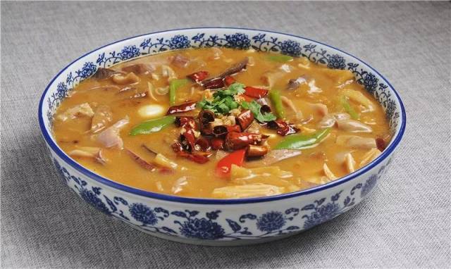 在水席上,爱吃冷食的人可以找到适合自己的凉菜,爱吃酸辣菜的人,水席