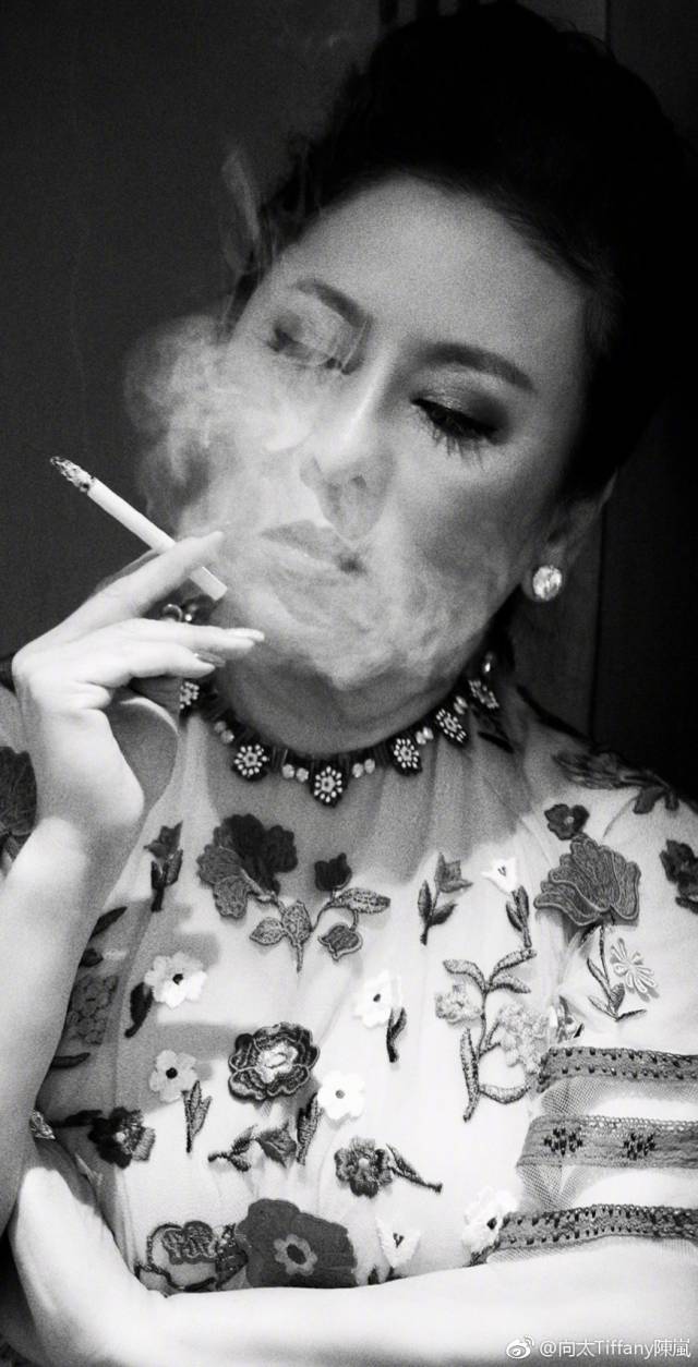 向太烟不离手,抽烟的姿势亮了!