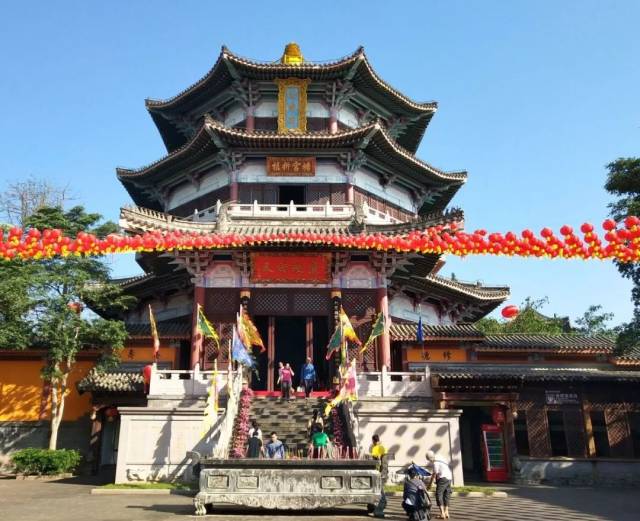 现在小编带你回顾一下2019年春节期间海南玉蟾阁满殿尽带黄金甲的情景