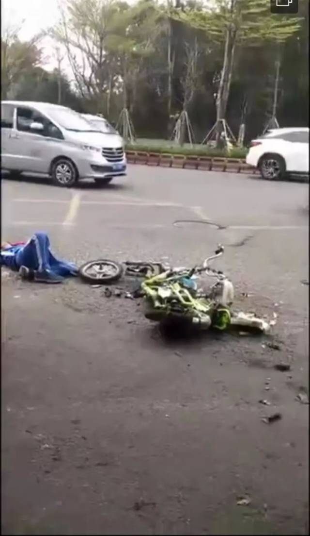 載有泥土的泥頭車後輪,泥頭車不遠處的一輛淺綠色電動車被撞得粉碎