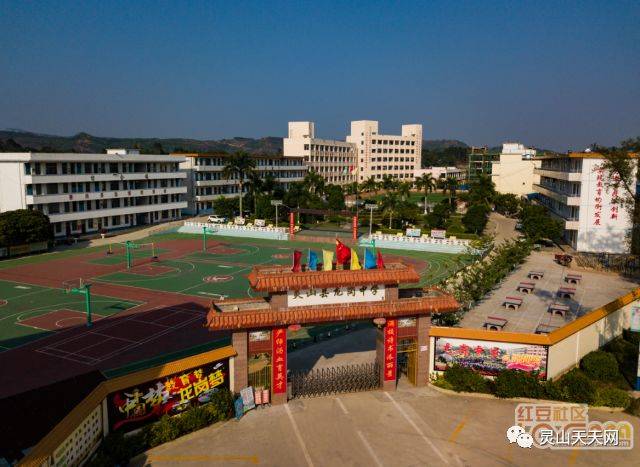 灵山县烟墩中学创办于1968年,是一所公立初中学校.