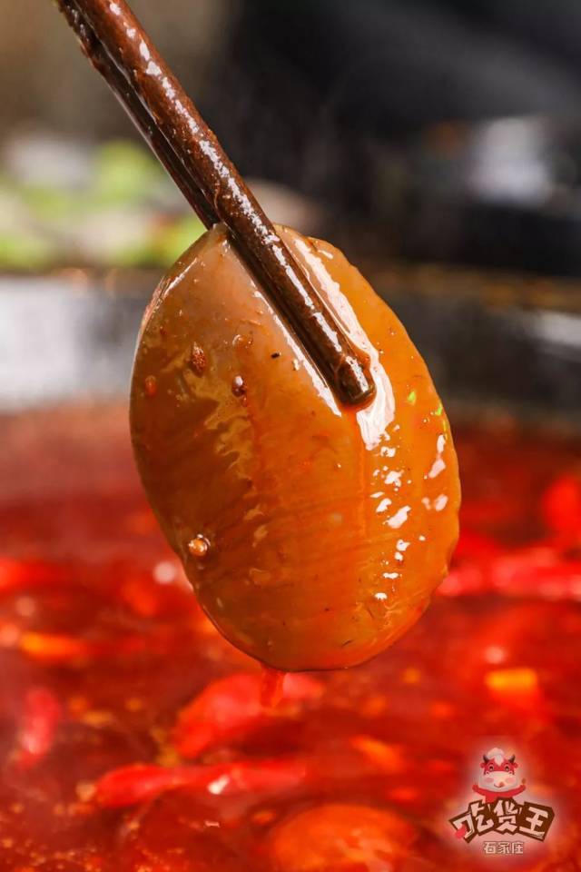 鸭血要在锅中多煮一会儿,让它好好洗个红汤澡,等完全熟透的时候再吃