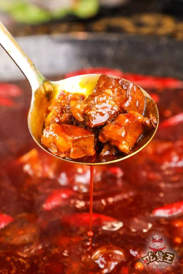 不用犹豫,直接一盘下到锅中,因为牛肉粒比较厚,可以适当多煮一会,等到