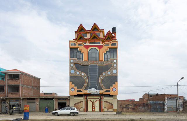 炫富玻利维亚富人建彩色别墅犹如太空堡垒